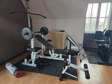 Fitnesstoestel met extra halterset beschikbaar voor biedingen