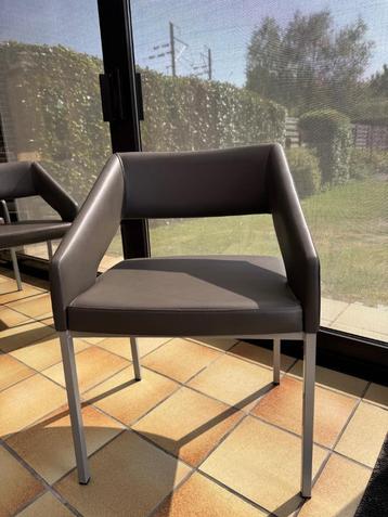 Eet/keuken/vergaderstoelen (totaal 8 stuks) beschikbaar voor biedingen