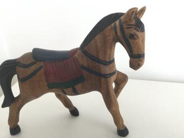 Handbeschilderd houten paard beschikbaar voor biedingen