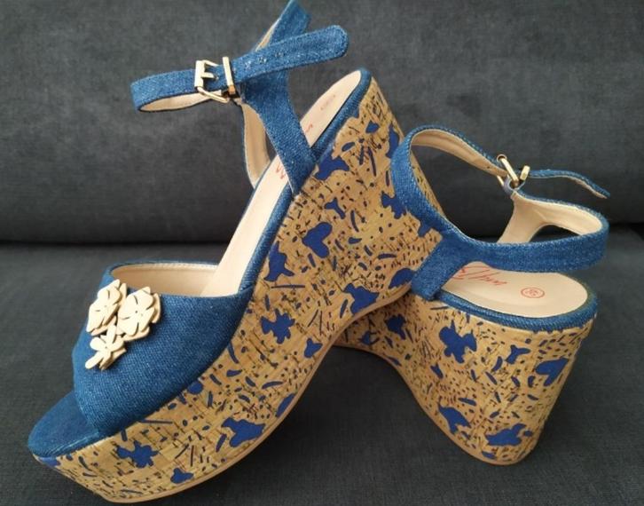 Sandalen met sleehak (39), Kleding | Dames, Schoenen, Zo goed als nieuw, Ophalen of Verzenden