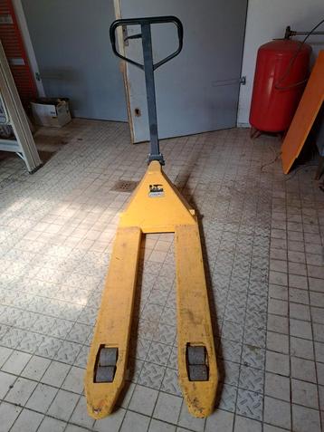 Palletwagen voor 2000kg te verplaatsen. beschikbaar voor biedingen