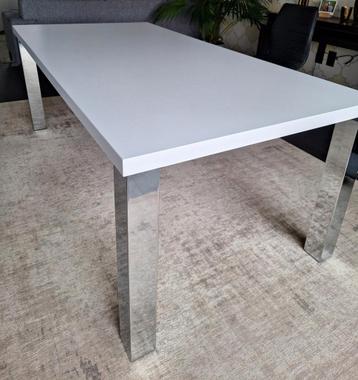 Witte eettafel  beschikbaar voor biedingen