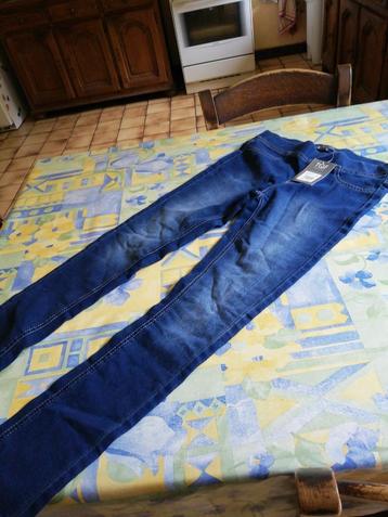 Jeans fille. Taille 12 ans. Neuf. 