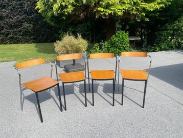 vintage design stoel beschikbaar voor biedingen