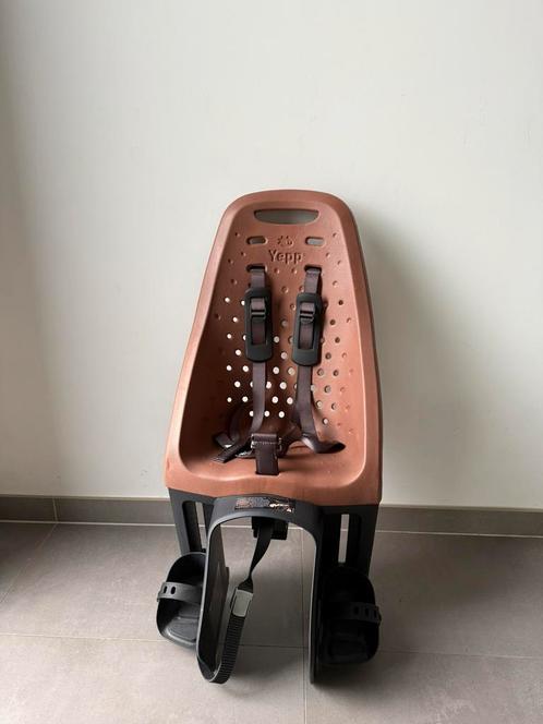 Thule Yepp Maxi fietsstoel achter Easyfit bagagedrager bruin, Fietsen en Brommers, Fietsaccessoires | Fietsstoeltjes, Zo goed als nieuw
