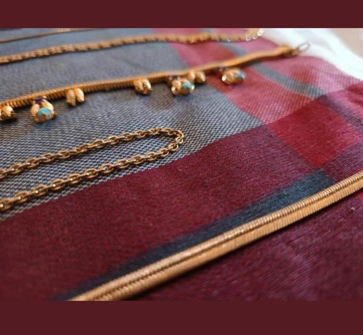 Chaînes , boutons de manchette , broches , pendentif etc, Handtassen en Accessoires, Antieke sieraden, Hanger, Overige materialen