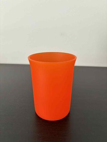 Gobelet orange 10x7cm beschikbaar voor biedingen