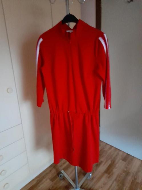 Rode jurk met een strop en 3/4 mouwen., Kleding | Dames, Jurken, Nieuw, Maat 38/40 (M), Rood, Boven de knie, Ophalen of Verzenden