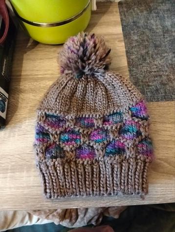 Muts met pompon beschikbaar voor biedingen