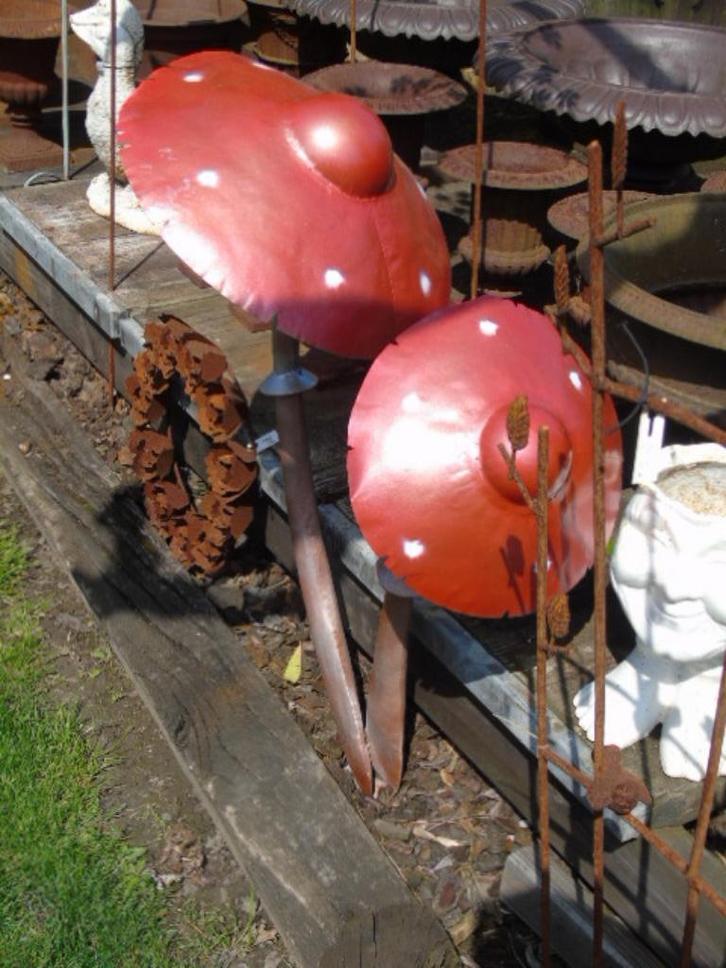 gigantische dubbele smeedijzeren paddestoelkleuren, Tuin en Terras, Tuinbeelden, Zo goed als nieuw, Overige typen, Metaal, Ophalen