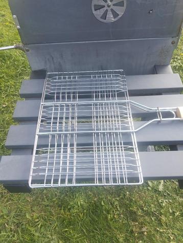 grilmand voor op de barbecue beschikbaar voor biedingen