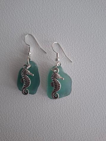 Oorbellen Blauw Zeeglas met zeepaardje beschikbaar voor biedingen