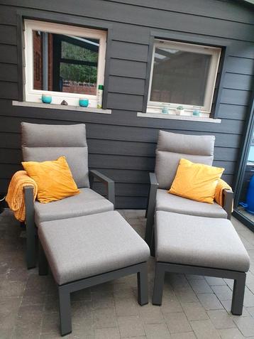 2 Loungestoelen met verstelbare rugleuning+2poefen beschikbaar voor biedingen