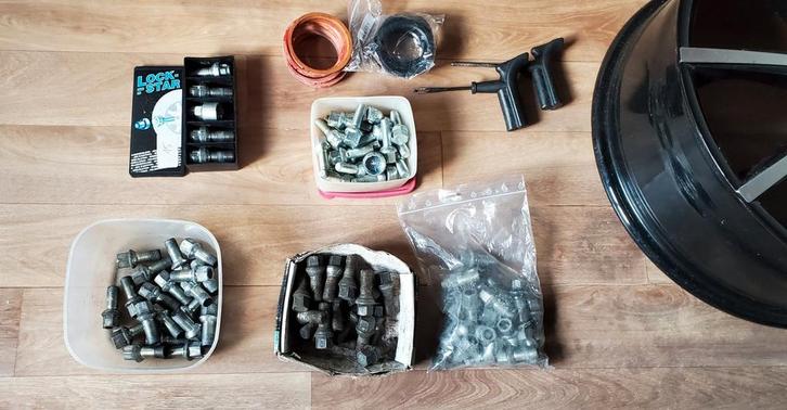 Velg onderdelen bouten, centreerringen.....
-setje veilighei, Auto-onderdelen, Banden en Velgen, Band(en), 18 inch, Ophalen of Verzenden