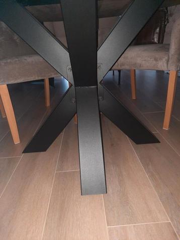 4 Landelijke stoelen en ronde eettafel beschikbaar voor biedingen