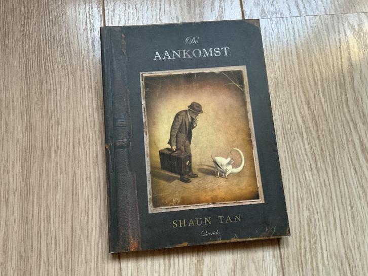 boek 'De Aankomst', Boeken, Politiek en Maatschappij, Gelezen, Maatschappij en Samenleving, Ophalen of Verzenden