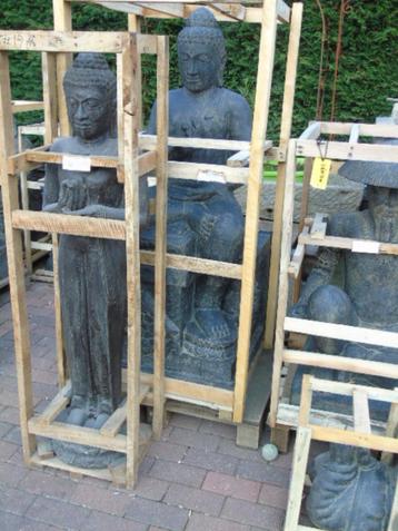 Standbeeld van een grote staande Boeddha in steen van Large  beschikbaar voor biedingen