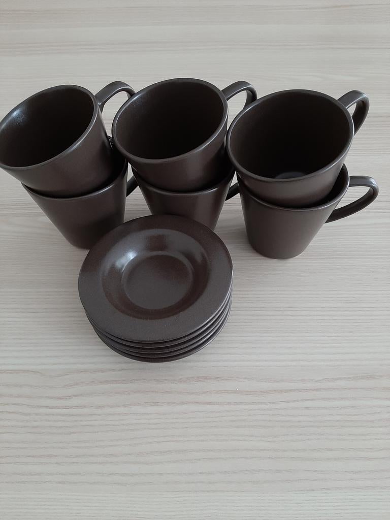 Tassen en theepot en thee glazen, Ophalen