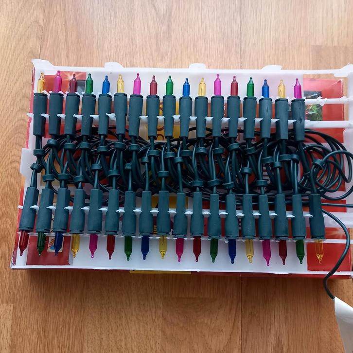 NIEUWE 35 DELIGE KERSTVERLICHTING METGEKLEURDE LAMPJES ❤️🧡❤, Diversen, Kerst, Ophalen of Verzenden