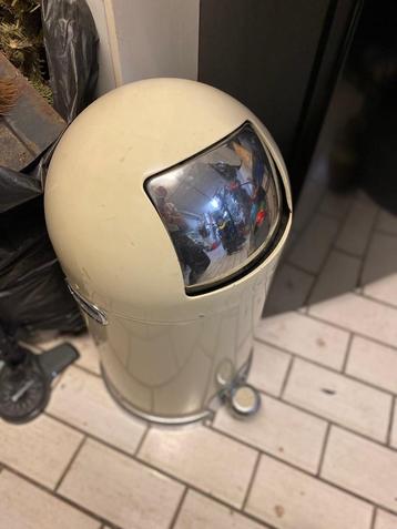 Mooie vuilbak in prima staat beschikbaar voor biedingen