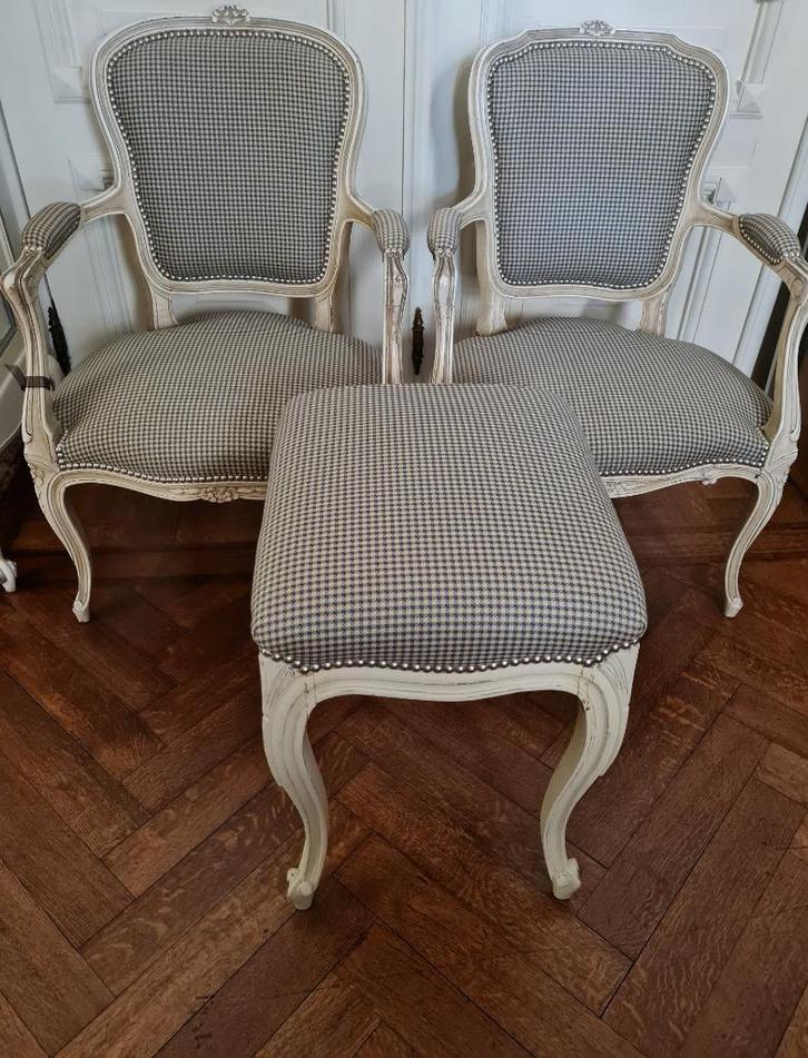2 LOUIS XV armzetels + poef 100% wol MULBERRY   SALE, Antiek en Kunst, Antiek | Meubels | Stoelen en Sofa's, Ophalen