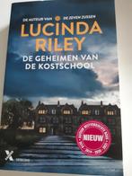 Boek : De geheimen van de kostschool Lucinda Riley, Boeken, Lucinda Riley, Zo goed als nieuw, Ophalen