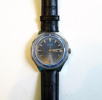 VOSTOK vintage mechanisch horloge met kaleder USSR van de 80 beschikbaar voor biedingen