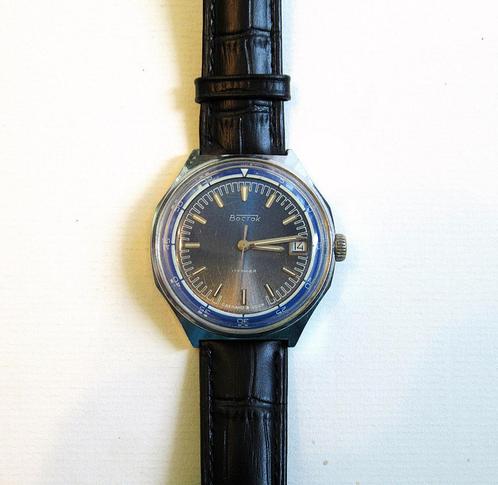 VOSTOK vintage mechanisch horloge met kaleder USSR van de 80, Verzamelen, Militaria | Algemeen, Ophalen of Verzenden