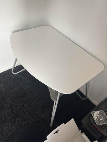 Simpel net bureau (109x76x71 zie foto’s) beschikbaar voor biedingen