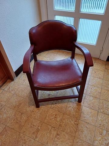 Tweedehands imitatie rode lederen stevige lage zitstoel beschikbaar voor biedingen