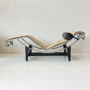 Le corbusier perriand jeanneret chaise longue LC4 Cassina 80 disponible aux enchères