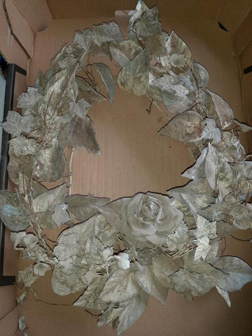 Très ancienne couronne mortuaire en zinc dan son jus, Antiquités & Art, Antiquités | Objets religieux, Enlèvement ou Envoi