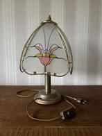 Tafellamp met gebogen glaspanelen en bloemmotief – vintage a, Ophalen, Metaal