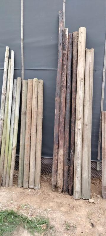 Houten palen. Verschillende lengtes: 1.60m, 2.00m en 2.30m beschikbaar voor biedingen