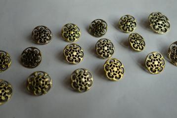Uniek lot met 14 kleine en 2 grote retro knopen   beschikbaar voor biedingen