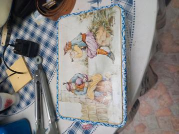 Blikken doos beschikbaar voor biedingen