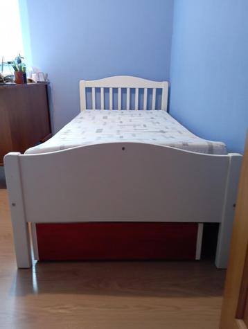 Bed voor 1 persoon. beschikbaar voor biedingen