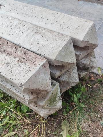 6 Betonpalen (Gratis) beschikbaar voor biedingen