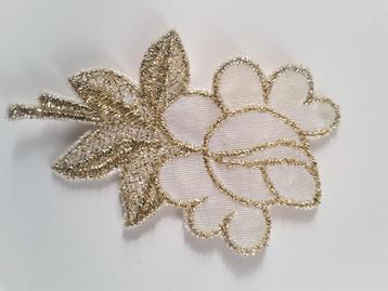 applique à coudre fleur blanc crème et fil argent 75 x 50 mm