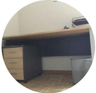 Ruim bureau met verrijdbare ladenkast In goede staat beschikbaar voor biedingen
