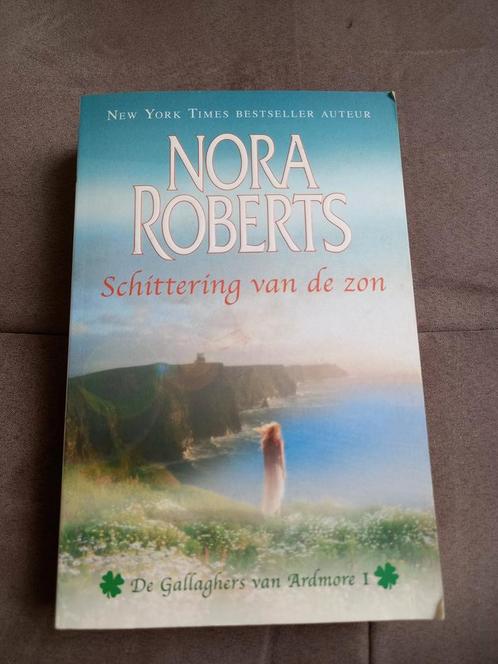 Nora Roberts - Schittering van de zon, Boeken, Romans, Gelezen, Amerika, Ophalen of Verzenden