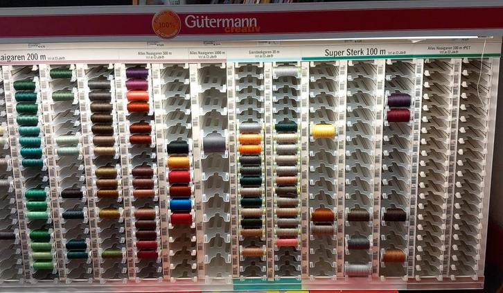 Naaigaren kast leeg € 50,- met 100 klossen garen € 250,-, Hobby en Vrije tijd, Naaien en Fournituren, Nieuw, Garen of Naald(en)