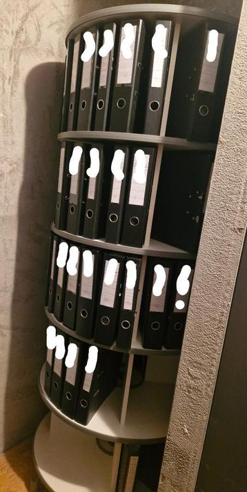 Roterende ordnerzuil beschikbaar voor biedingen