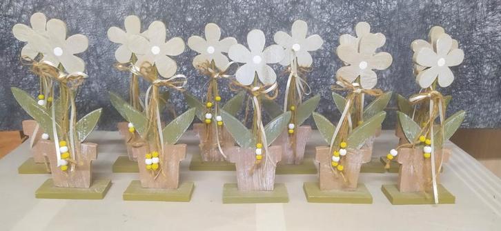 Bloemen uit hout gesneden. Nog 6 stuks. Stukprijs 2€., Hobby en Vrije tijd, Overige Hobby en Vrije tijd, Zo goed als nieuw, Ophalen