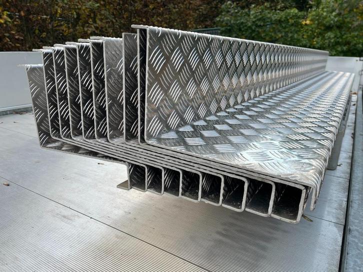 10x Aluminium traanplaat trappen, Doe-het-zelf en Bouw, Ladders en Trappen, Nieuw, Trap, 2 tot 4 meter, Ophalen