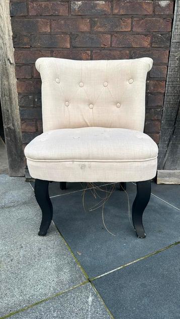 2 decoratieve zetels beige bekleding met zwarte pootjes  beschikbaar voor biedingen