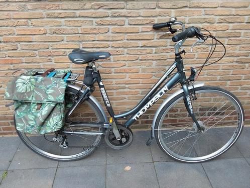 Damesfiets van Thompson met fietstas van Basil, Fietsen en Brommers, Fietsen | Dames | Sportfietsen en Toerfietsen, Zo goed als nieuw