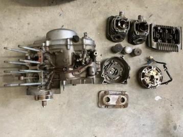 Oldtimer motor Suzuki GT 125 motorblok in onderdelen. beschikbaar voor biedingen