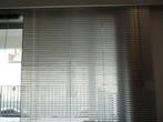 2 aluminium jaloezieën, kantelbare horizontale lamellen, Huis en Inrichting, Stoffering | Gordijnen en Lamellen, Grijs, 100 tot 150 cm