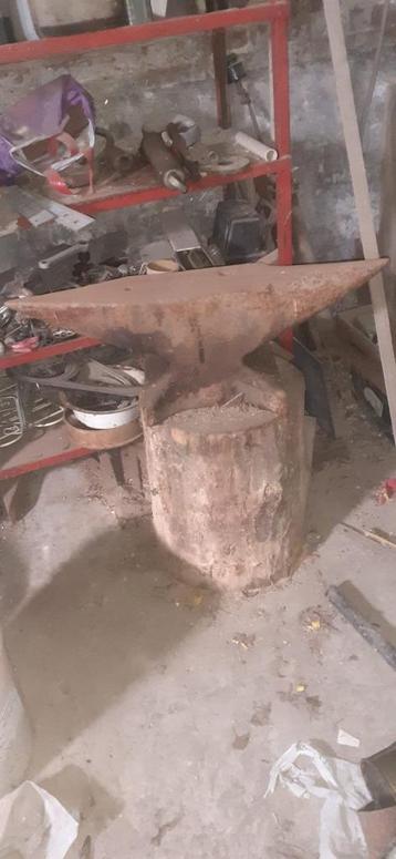 ijzeren aambeeld 250 kg beschikbaar voor biedingen